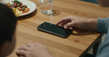 Column | Miss Manners: When A Dinner Guest Won’t Put The Phone Away